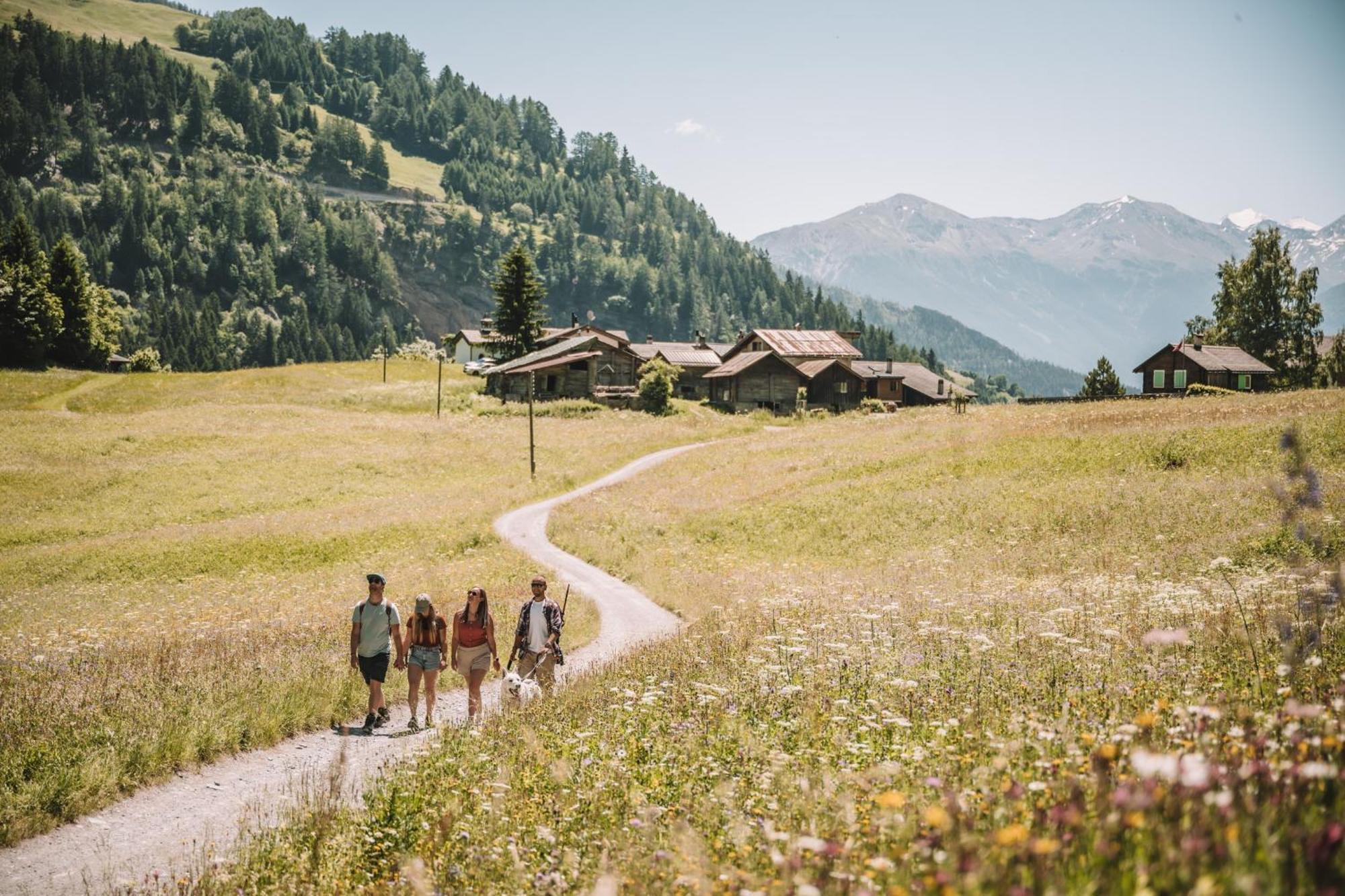Hotel Alpenblick-Leukerbad-Therme ภายนอก รูปภาพ